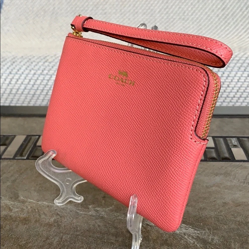 COACH Corner Zip Wristlet Imita gold/Bright Coral